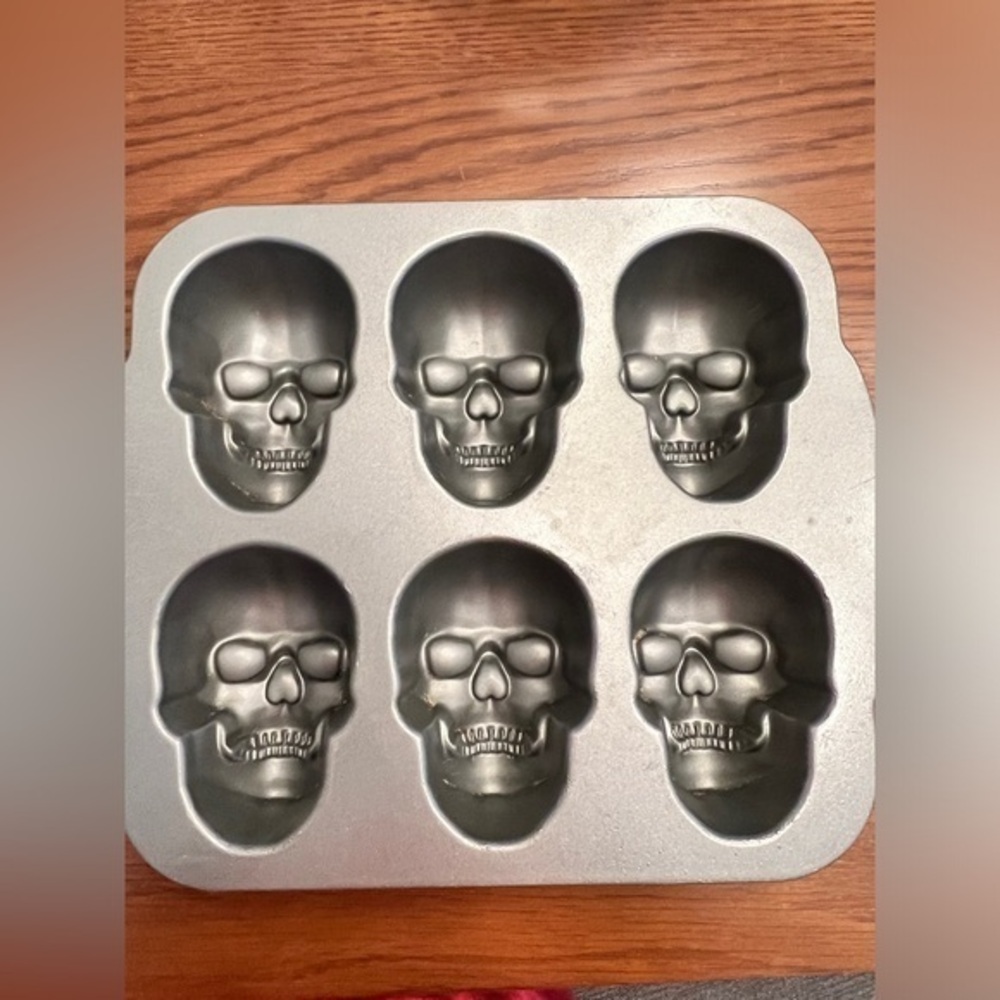 Williams Sonoma Nordic Ware mini skull cakelet 6 cups